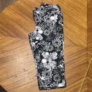 Black and white flowery capris